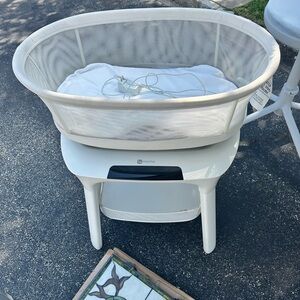 4moms White Bassinet with Mesh Sides